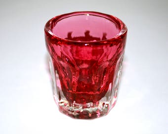 Verre à liqueur rose