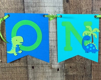 Banner de trona de dinosaurio: azul, verde, aguamarina y lima