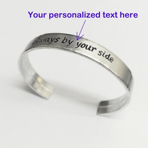 Bracelet manchette ouvert en aluminium, largeur 8 mm, gravé à la main, avec votre texte personnalisé.