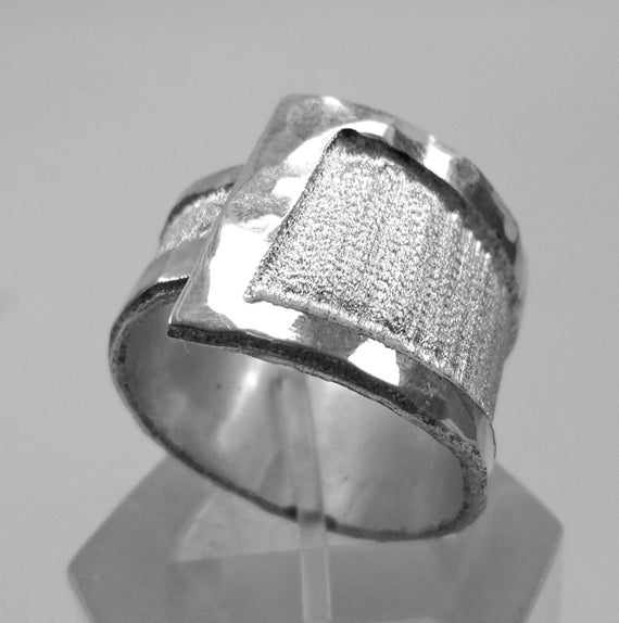 Anello aperto in alluminio martellato ai bordi e satinato al centro con testo personalizzato. Etsy Italia