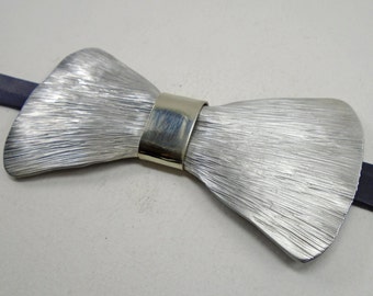 Metal bow tie, Papillon tie, bow tie hand-made forged in aluminum. Horizontal lines texture, with personalized text in the rear side.