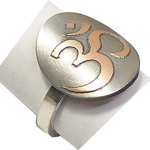 Silberring mit dem Symbol &quot;Om&quot; im oberen Teil im Relief mit Kupfer gefertigt. Benutzerdefinierte Textoption.