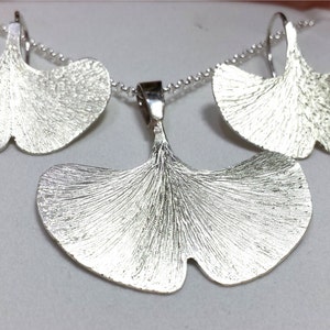Earrings and pendant necklace ginkgo in silver 925, hand engraved with personalized text.