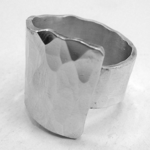 Anillo abierto de aluminio con textura de facetas y texto personalizado.