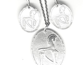 Parure (pendant and earrings) in aluminum, representing an Etruscan horse, with custom text.