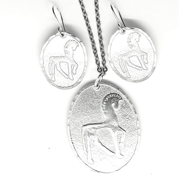 Parure (pendentif et boucles d'oreilles) en aluminium, représentant un cheval étrusque. Avec texte personnalisé