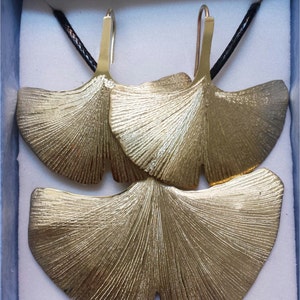 Conjunto de pendientes (Zarcillos) y colgante en latòn - Ginkgo