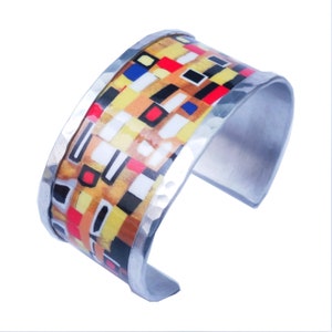 Aluminum open cuff bracelet inspired by Gustav Klimt, 4 cm width, with personalized text inside.