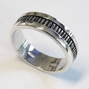 Bague en argent avec le centre d'argent noirci et texte personnalisé.