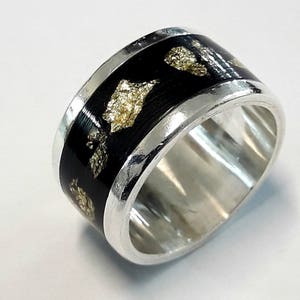 Sterling silver 925 band ring with black resine and gold flakes, with personalized text