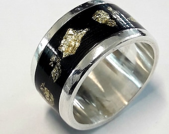 Sterling silver 925 band ring with black resine and gold flakes, with personalized text