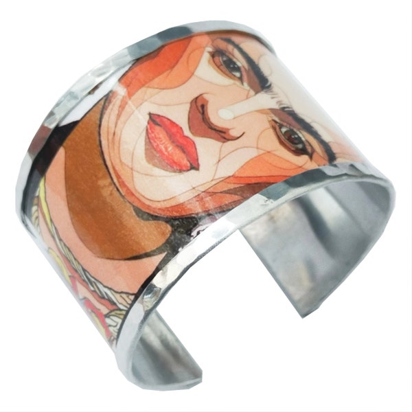 Brazalete abierto de aluminio inspirado en Frida Kahlo, 4 cm de ancho, con texto personalizado en el interior.