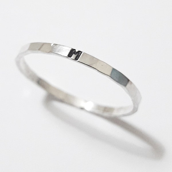 Anillo de plata delgado, minimalista, con letra o inicial de 1,5 mm