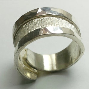 Sterling silver open ring, in snail shape with thick edges hammered, with personalized text
