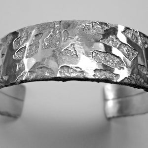 Bracelet manchette, large 12 mm, aluminium chimiquement gravées et forgés à la main, avec finition polie.