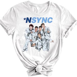 Op de afbeelding: Wit T-shirt met een afbeelding van de band *NSYNC. De illustratie toont de bandleden in witte pakken. De naam van de band is blauw gedrukt met een blauwe ster.