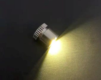 Luz LED de batería pequeña de base plana y giro.