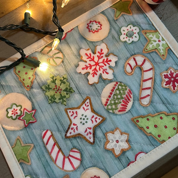 Christmas quilted snack mat - Santa cookie mat - placemat - hot pat - candle mat - Christmas trivet