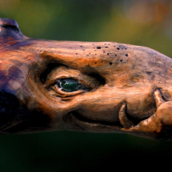 Mano tallada verde hoja Dragon gárgola colgante Monster madera árbol espíritu talismán ornamento clave cadena fantasía talla arte Guardian que puede utilizar