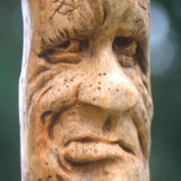 Mano tallada Gnome Hobbit madera árbol espíritu talismán ornamento clave cadena gruñón fantasía talla arte Smirk tutor cara DnD puede utilizar Frumpy