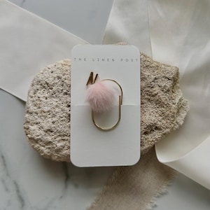 Clip para agenda / Marcador dorado con inicial para diario / Accesorios / Adorable accesorio de planificación / Amuleto para marcar libros / Pompón