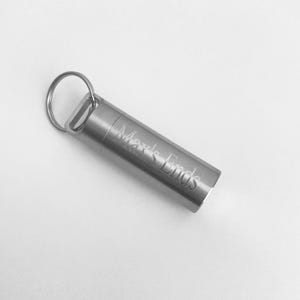 GROSSER individueller Pillenhalter aus Edelstahl. Personalisierte Pill Box Schlüsselanhänger. Wasserdichter Medizin-Pillenhalter.Camping Survival Zubehör.