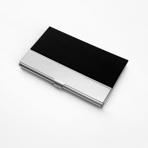 Visitekaarthouder. Zwart of rood. Gepersonaliseerde kaarthouder. Cadeau met monogram voor HAAR of HEM. Graduation. Gegraveerde magnetische visitekaarthouder