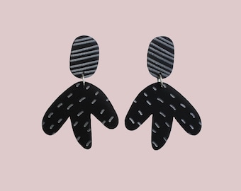 Zwarte abstracte verklaring oorbel - getextureerde oorbel - lasergesneden oorbellen - acryl oorbellen - unieke oorbellen - oorbellen met patroon