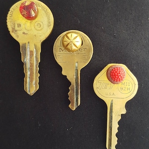 Vintage Key/Vintage Button Magnet Set/Office Magnets/Refrigerator Magnets/Vintage Buttons/Red Carpet Premier