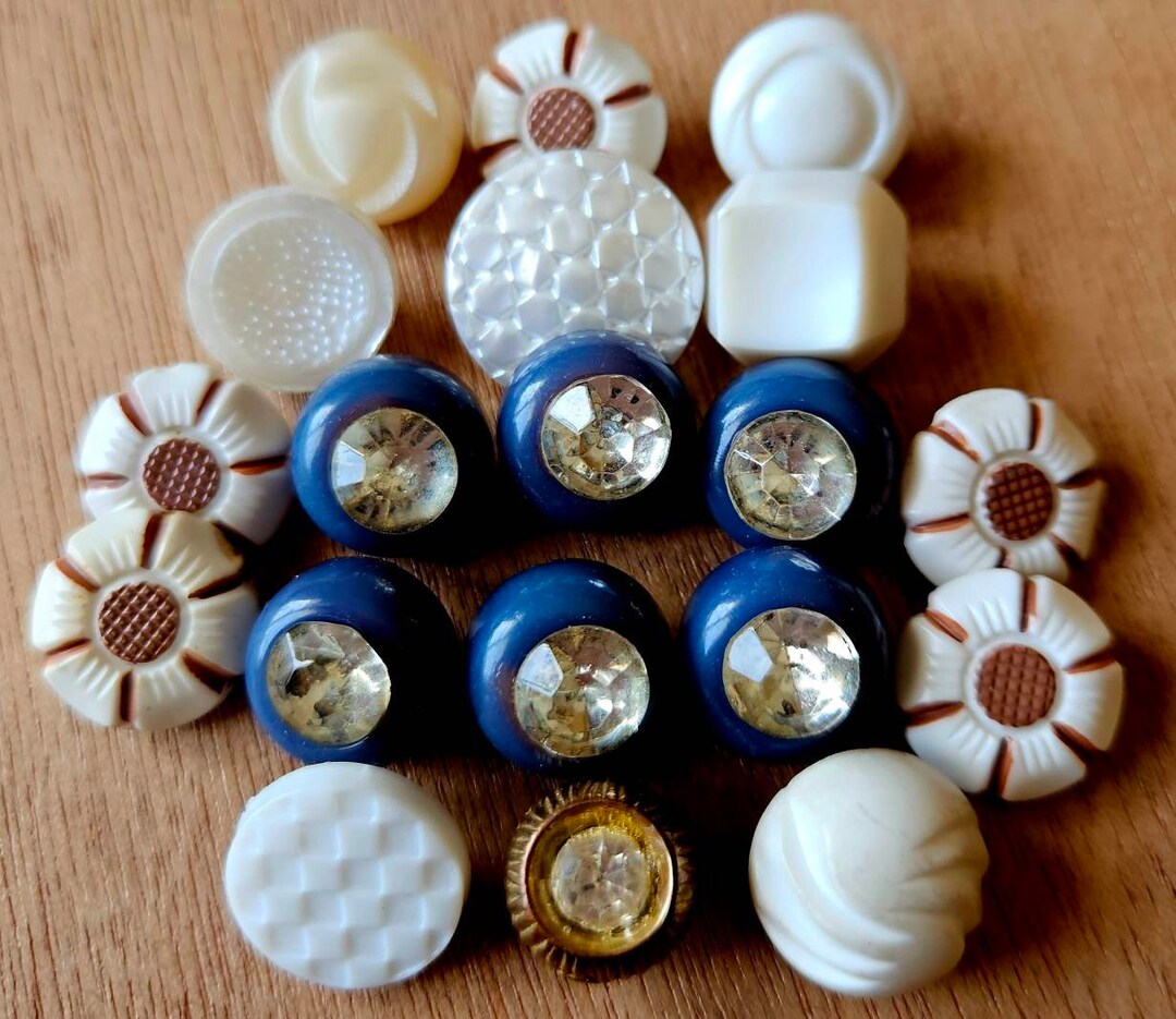 Vintage Plastics Button Collection/vintage Rhinestone Buttons/ Plastic