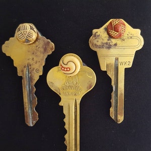 Vintage Key/Vintage Button Magnet Set/Office Magnets/Refrigerator Magnets/Vintage Buttons/Earthenware Debut