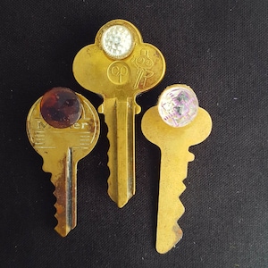 Vintage Key/Vintage Button Magnet Set/Office Magnets/Refrigerator Magnets/Vintage Buttons/Lilac in Transit