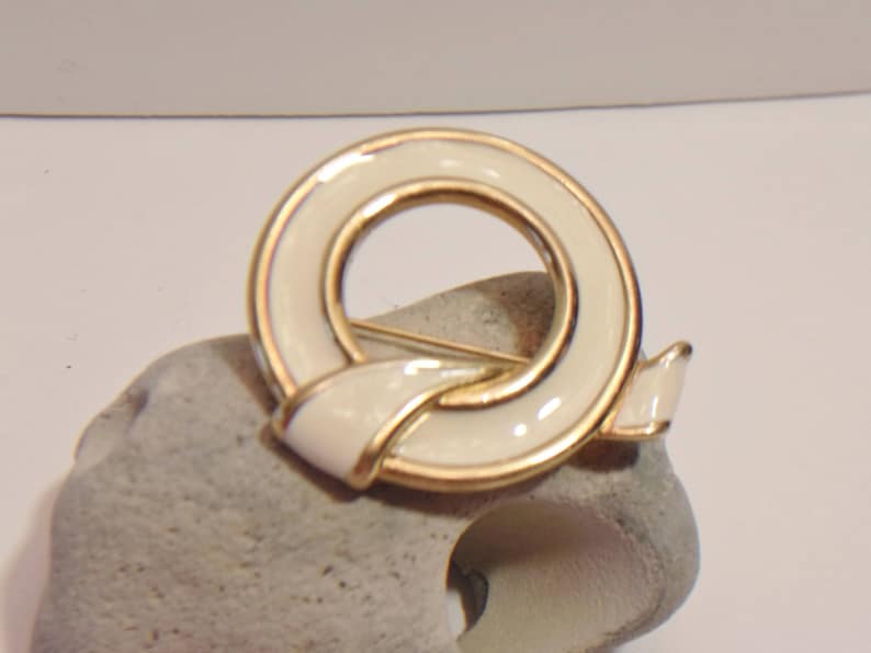 Monet Knot Brooch Pin Beige Enamel Designer Signed Costume Jewelry Fashion Accessories For Her