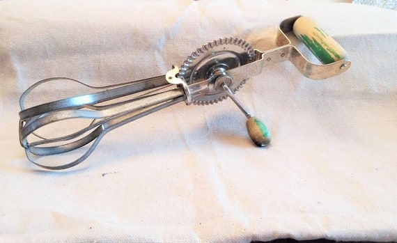 Vintage 1950's A&J Green Yellow Handle Hand Mixer Egg Beater Made in the  USA Shabby Cottage Kitchen /shop/alexlittlethings 