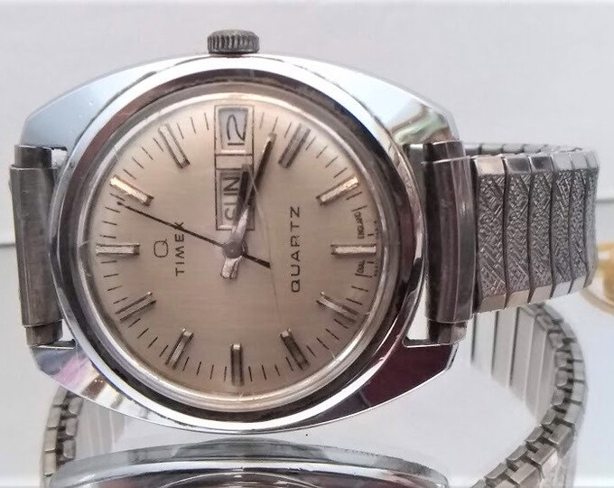 Vintage Timex Q Quartz Dial England 1970s Watch Wristwatch Silver Tone