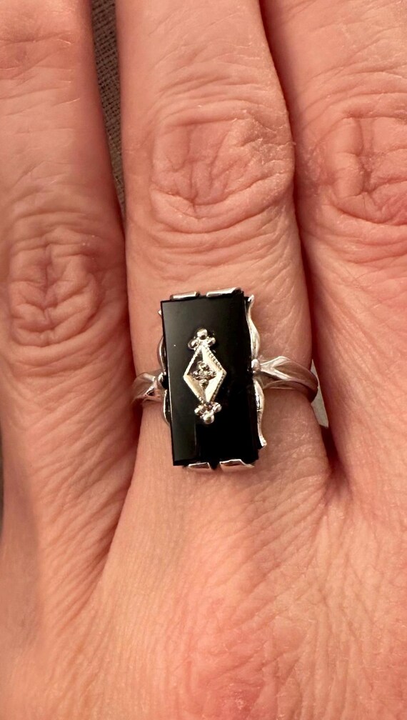 Stunning Vintage Art Deco 10K White Gold Ring With Onyx And Diamond Accent
