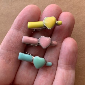 Vintage Set Of 3 Adorable Silver Tone Metal And Enamel Heart Barrettes