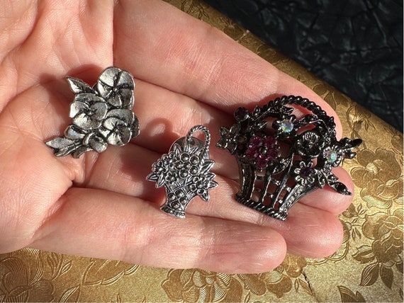 Adorable Vintage Trio Of Flower Brooches Two Silv… - image 2