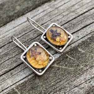 Adorable Vintage 1970's Sterling Silver Earrings With Dried Flowers In Resin