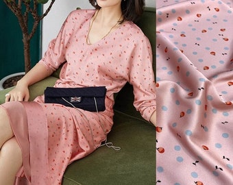 Tessuto in twill di seta con stampa di frutti a pois punteggiati Tessuti in raso elasticizzato rosa per abiti alla moda Larghezza 55 pollici