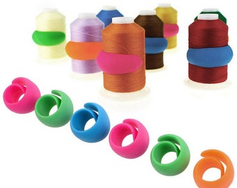 YMDZ 24 stuks spoeldraadhouders schroefdraad spoel Huggers siliconen clip spoelen houder naaimachine accessoires garenrolbeschermer (4 meerdere kleuren