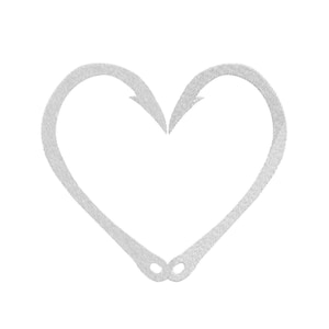 Może przedstawiać: Cyfrowo wyrenderowany obraz w kształcie serca utworzonego z dwóch haczyków wędkarskich. Haczyki są jasnoszare i mają teksturowany wygląd. Projekt jest umieszczony na białym tle. Tekst "Design: fishhookheart6x6" i "Scale: 100%" znajduje się w lewym górnym rogu.