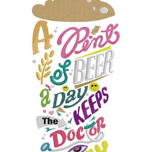 Op de afbeelding: Geborduurd ontwerp met de tekst "A Pint of Beer a Day Keeps the Doctor Away" in een bierglasvorm. Het ontwerp gebruikt verschillende kleuren en decoratieve elementen.