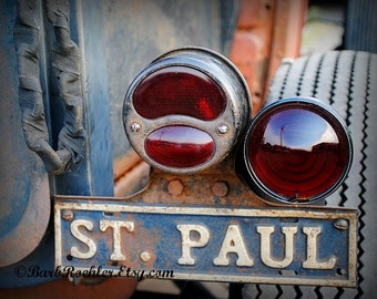 St. Paul Oldie - rustikale Wandkunst - Oldtimer-Kunstdrucke - Retro Print - Oldtimer - Garage-Art - Photography-Rückleuchten - 8 x 10