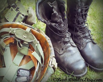 Zahnrad - Fotografie - Armee Soldaten Stiefel - Army Helm - Hundemarke - Kriegsfotografie - Vintage Militär Bilder - 8 x 10