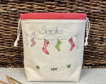 Bolsa de tricô com cordão personalizada para projetos de tricô de meias, disponível em diversas combinações de cores e com opção de personalização.