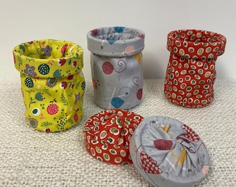 Thread catcher / portable / knitting / crochet / embroidery / slow stitching