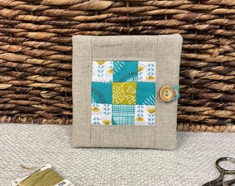 Porta-agulhas com bolsos / patchwork / tecido floral / costura / bordado / patchwork inglês