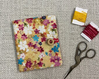 Porta-agulhas floral com bolso para tesoura