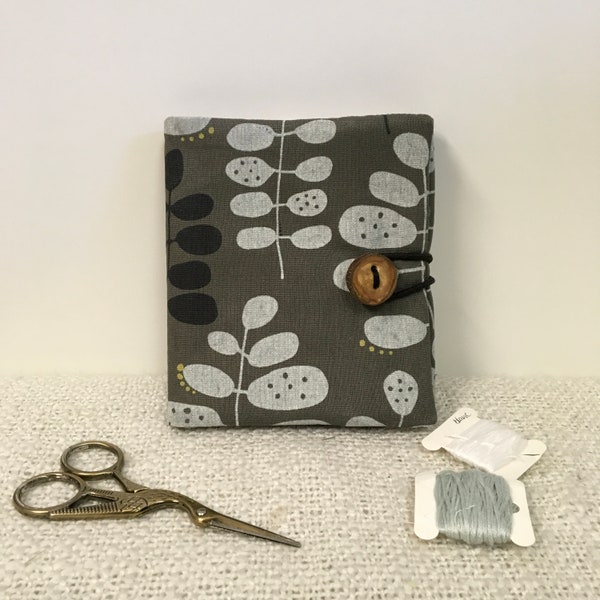 Needle keeper with zipper pocket / sewing kit / needle book / handmade